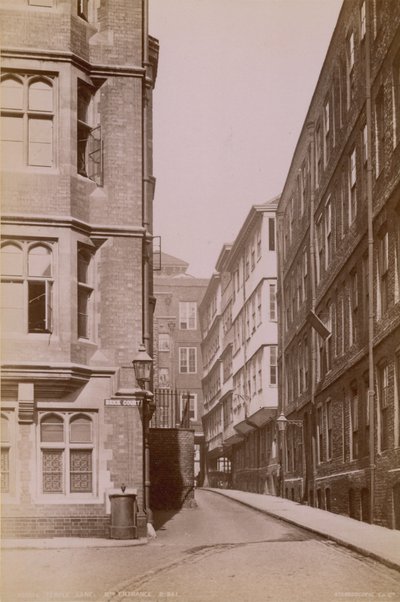 Postal com a entrada norte da Middle Temple Lane de English Photographer