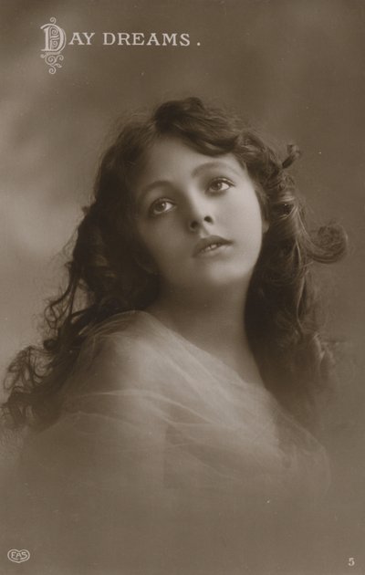 Linda menina, sonho de um dia (foto a p/b) de English Photographer