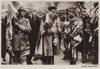 Príncipe de Gales com guerreiros Maoris, Nova Zelândia (foto a p/b) de English Photographer