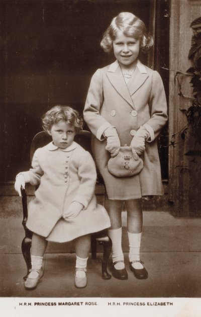 Princesa Isabel (mais tarde Rainha Isabel II) e Princesa Margarida (fotografia a preto e branco) de English Photographer
