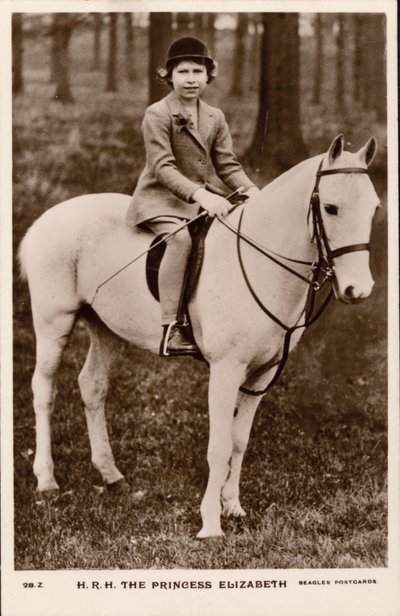 Princesa Elizabeth (depois Rainha Elizabeth II) montando um pónei branco (foto a p/b) de English Photographer