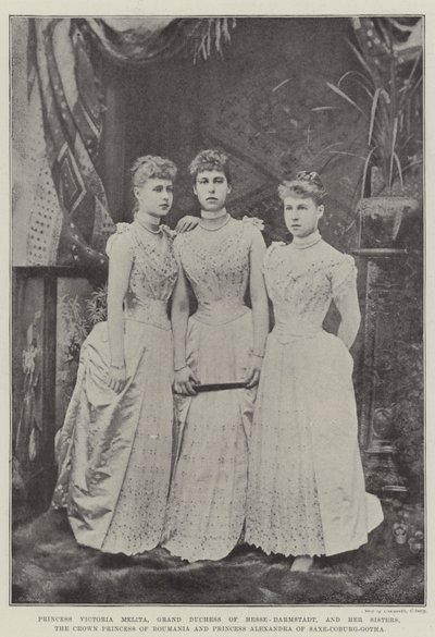Princesa Victoria Melita, Grã-Duquesa de Hesse-Darmstadt, e suas irmãs, a princesa-coroa da Romênia e a princesa Alexandra de Saxe-Coburgo-Gotha de English Photographer