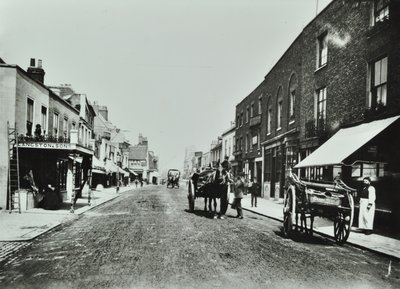 Putney High Street, olhando em direção a ponte, 1885 de English Photographer