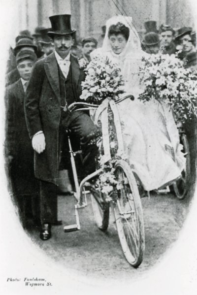 Casal católico romano, deixando, notre dame, de, frança, leicester, quadrado, ligado, bicicletas de English Photographer