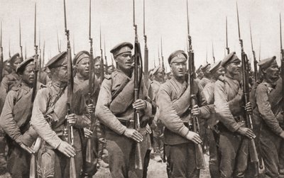Infantaria russa em desfile e apresentando armas durante a Primeira Guerra Mundial, de The Illustrated War News, 1915 de English Photographer