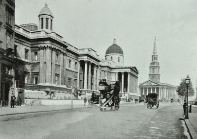 São Martinho nos Campos e Galeria Nacional, Trafalgar Square, Westminster LB: lado norte olhando para o leste, 1896 de English Photographer