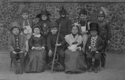 Crianças da escola, Norfolk, em vestido chique no início do século 20 (foto a p/b) de English Photographer