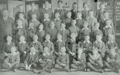 Grupo escolar, desconhecido, 1895 de English Photographer