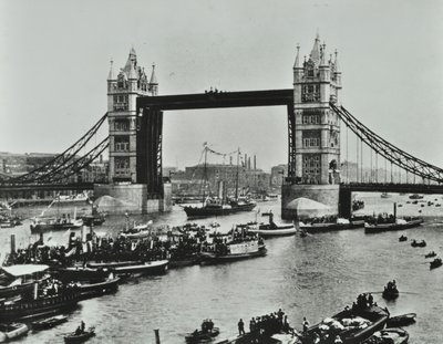 Navios passam por baixo da Tower Bridge, 1894 de English Photographer