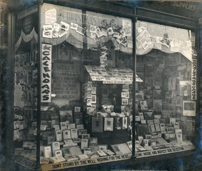 Shopfront exibindo cartões de Natal e calendários de English Photographer