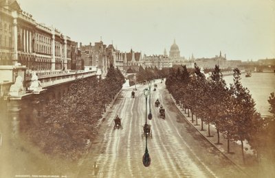 Somerset House, Victoria Embankment, Westminster LB: olhando para o norte a partir da ponte de Waterloo, 1895 de English Photographer