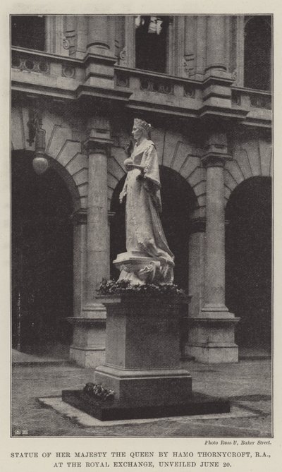 Estátua de Sua Majestade a Rainha, de Hamo Thornycroft, RA, no Royal Exchange, inaugurada em 20 de junho de English Photographer