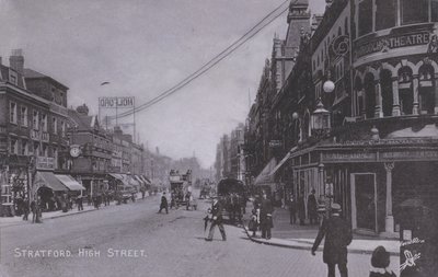 Stratford, High Street, com Borough Theatre (foto a p/b) de English Photographer
