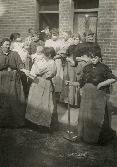 Cena de rua, mulheres e bebês, Londres de English Photographer