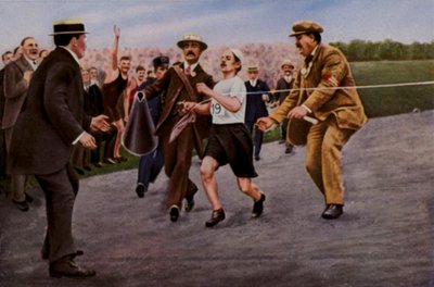 Sofrendo de desidratação e exaustão. O atleta italiano Dorando Pietri é ajudado na linha de chegada para vencer a maratona nos Jogos Olímpicos de Londres, 1908 de English Photographer