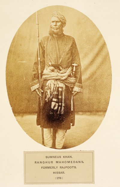 Sumneus Khan, Ranghur Mahomedans, anteriormente Rajpoots, Hissar, de The People of India, de J. Forbes Watson, publicado em 1868 (impressão de albume) de English Photographer