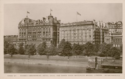 Thames Embankment Hotel Cecil e Savoy da ponte de Waterloo, Londres de English Photographer