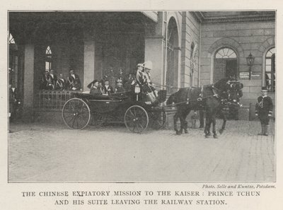A Missão Expiatória Chinesa ao Kaiser, Príncipe Tchun e sua Suíte saindo da Estação Ferroviária de English Photographer