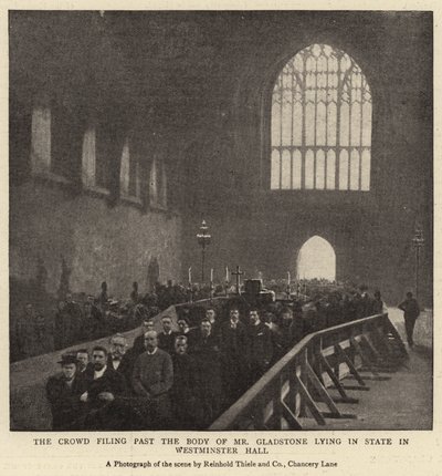 A multidão arquivando passado o corpo do Sr. Gladstone Deitado no estado em Westminster Hall de English Photographer