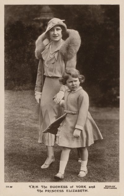 A Duquesa de York e a Princesa Elizabeth (foto a p/b) de English Photographer