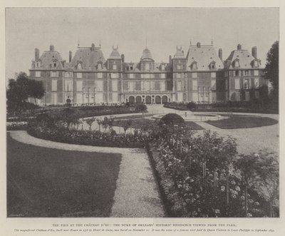 O fogo no Chateau dEu, a residência histórica do Duque de Orleans, vista do parque de English Photographer