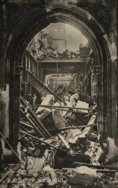 As Câmaras do Parlamento, Londres, mostrando danos causados por bombas durante a 2ª Guerra Mundial (foto a p/b) de English Photographer