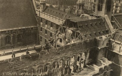 As Câmaras do Parlamento, Londres, mostrando danos causados por bombas durante a 2ª Guerra Mundial (foto a p/b) de English Photographer