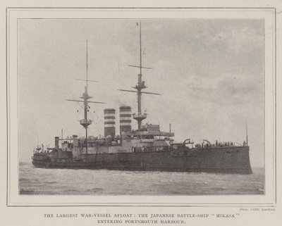 O maior navio de guerra à tona, o navio de batalha japonês Mikasa entrando no porto de Portsmouth de English Photographer