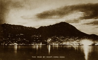 The Peak, à noite, Hong Kong, de um álbum de fotografias relacionadas ao serviço de Pte H. Chick, 1940 de English Photographer