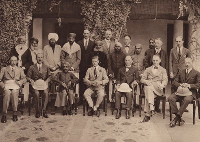 O Príncipe e o Maharaja Kumar na Residência, Udaipur (fotografia a preto e branco) de English Photographer