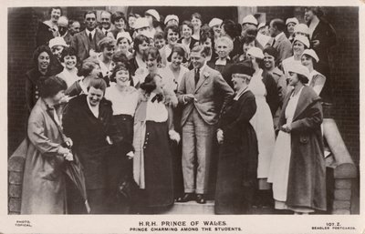 O Príncipe de Gales (mais tarde Rei Eduardo VIII), com um grupo de alunas (foto a p/b) de English Photographer