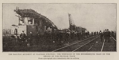 O acidente ferroviário na junção de Clapham, os destroços do trem de Bournemouth no motor do trem de Feltham de English Photographer
