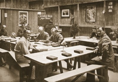A sala de leitura, Handforth, ilustração de prisioneiros alemães na Grã-Bretanha (fotogravura) de English Photographer