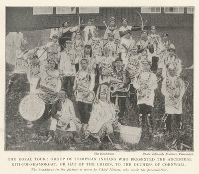 O Royal Tour, grupo de índios tsimpsianos que apresentou o Kiti-um-Shamorgat Ancestral, ou o Chapéu dos Chefes, à Duquesa da Cornualha de English Photographer