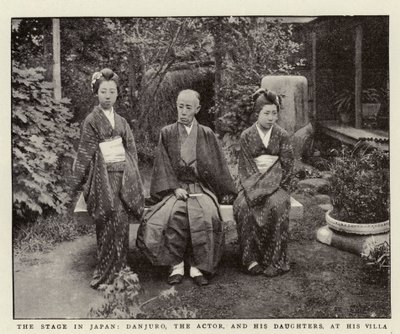 O Palco no Japão, Danjuro, o Ator e suas Filhas, em sua Villa de English Photographer