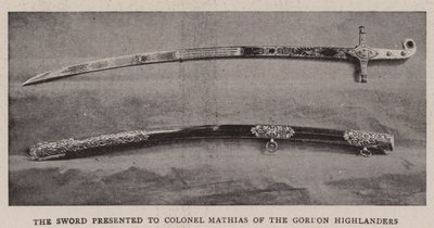 A Espada apresentada ao Coronel Mathias dos Gordon Highlanders de English Photographer