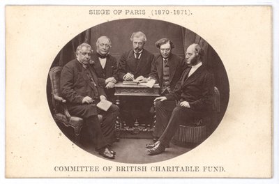 O comité do Fundo de Caridade Britânico, assistindo os pobres durante o Cerco de Paris (1870-1871) (foto a p/b) de English Photographer