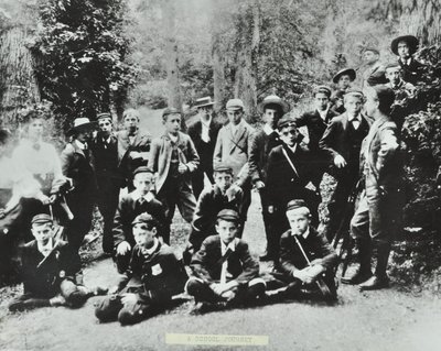 A primeira jornada escolar do London School Board. Crianças da Escola Superior de Bell Road, Peckham visitam uma mina de carvão na Floresta de Dean em 1896 de English Photographer