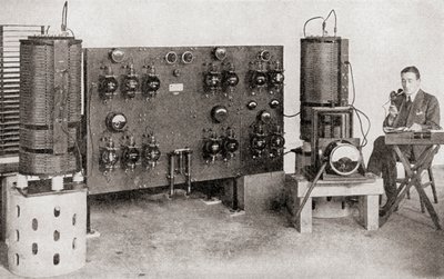 O primeiro transmissor de transmissão operado na Grã-Bretanha, instalado em Marconi Works, Chelmsford, em 1919 e 1920, de The Story of Twenty Five Years, publicado em 1935 de English Photographer