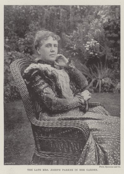 A falecida Mrs Joseph Parker em seu jardim de English Photographer