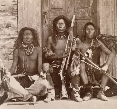 Três Braves Indianos, fotografados pelos Engenheiros Reais no Quadragésimo Nono Paralelo (foto sépia) de English Photographer