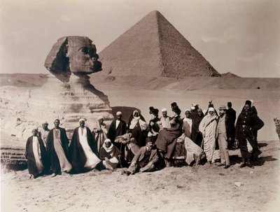 Turistas que visitam a Esfinge em Gizé. de English Photographer
