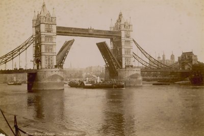 Tower Bridge, em Londres de English Photographer