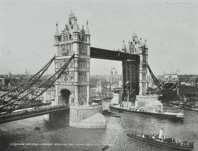 Tower Bridge no dia de sua inauguração, 1894 de English Photographer