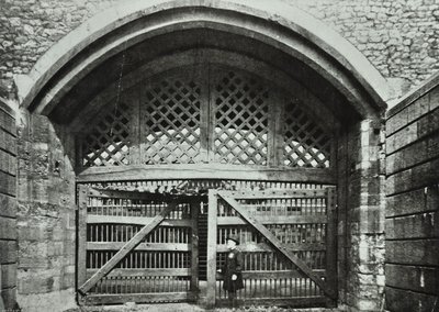 Torre de Londres, Tower Hill: Traitors Gate, 1890 de English Photographer