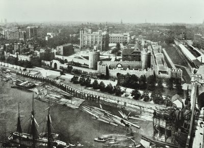 Torre de Londres, Tower Hill: da Tower Bridge, 1890 de English Photographer