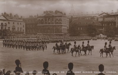 Trooping of the colour na Horse Guards Parade, Londres (fotografia a preto e branco) de English Photographer