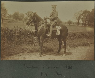 Trompetista da Artilharia Real de Leicestershire Horse em um campo de treinamento em Diss, 1914 de English Photographer
