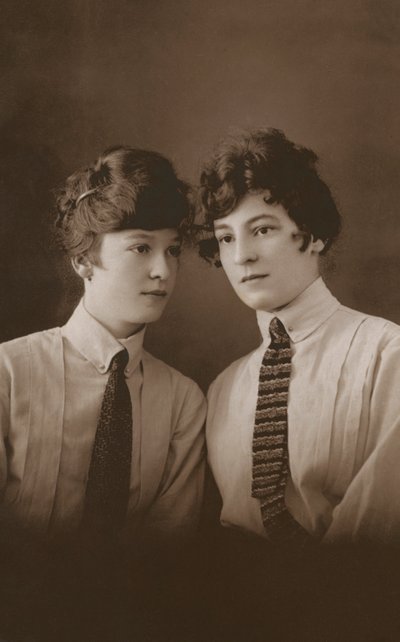 Duas jovens mulheres eduardianas com gravatas (fotografia a preto e branco) de English Photographer