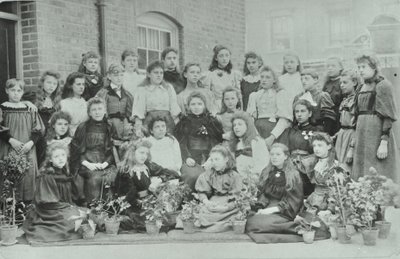 Classe desconhecida de meninas, 1896 de English Photographer